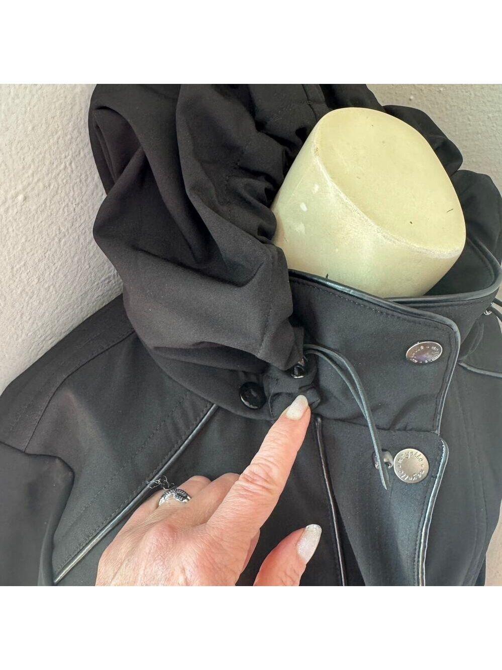 Neyelle black utility rain jacket, black, size large, hooded - Picture 5 of 15